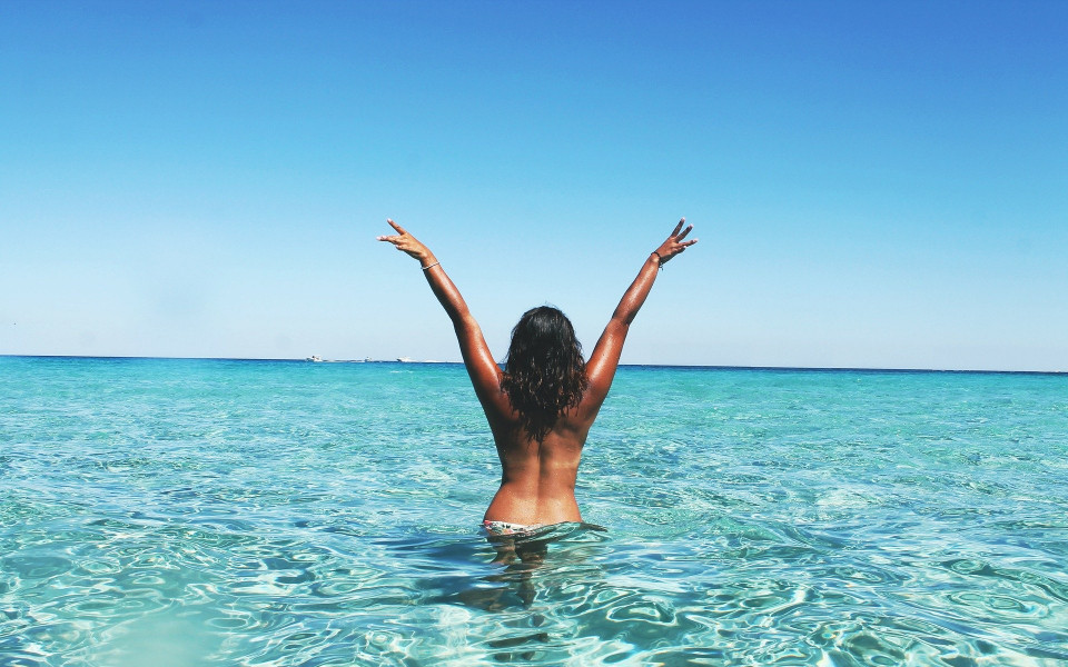 Single-Frau im Meer