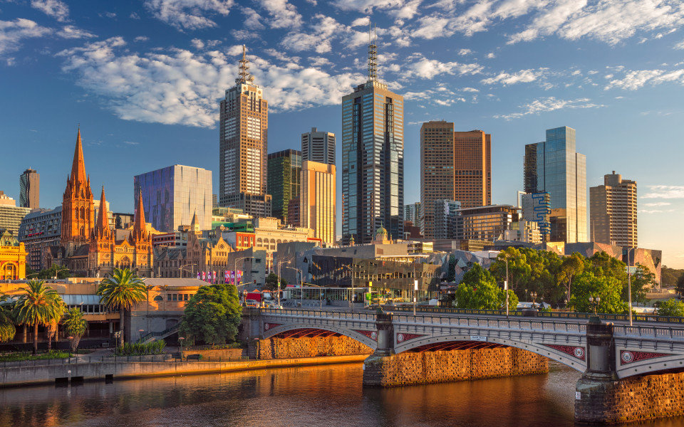 Stadtbild von Melbourne, Australien w&auml;hrend des Sommersonnenaufgangs.
