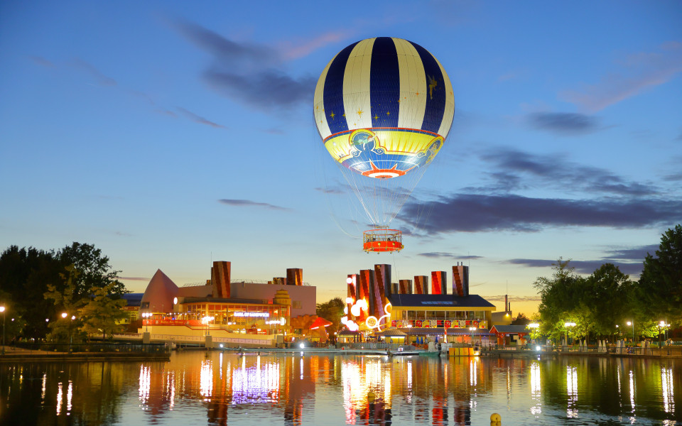 Hei&szlig;luftballonfahrt im Walt Disney Village in Disneyland Paris, Frankreich 